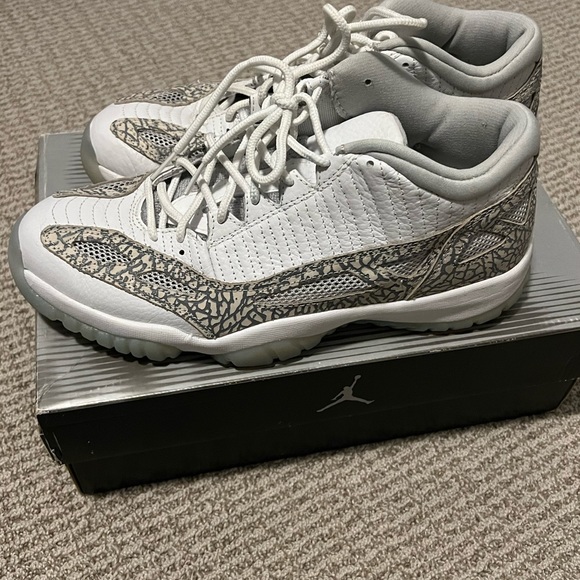 Nike Air Jordan 11 Retro Low 9.5 - Picture 3 of 7